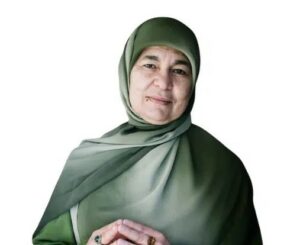 Woman wearing a green hijab